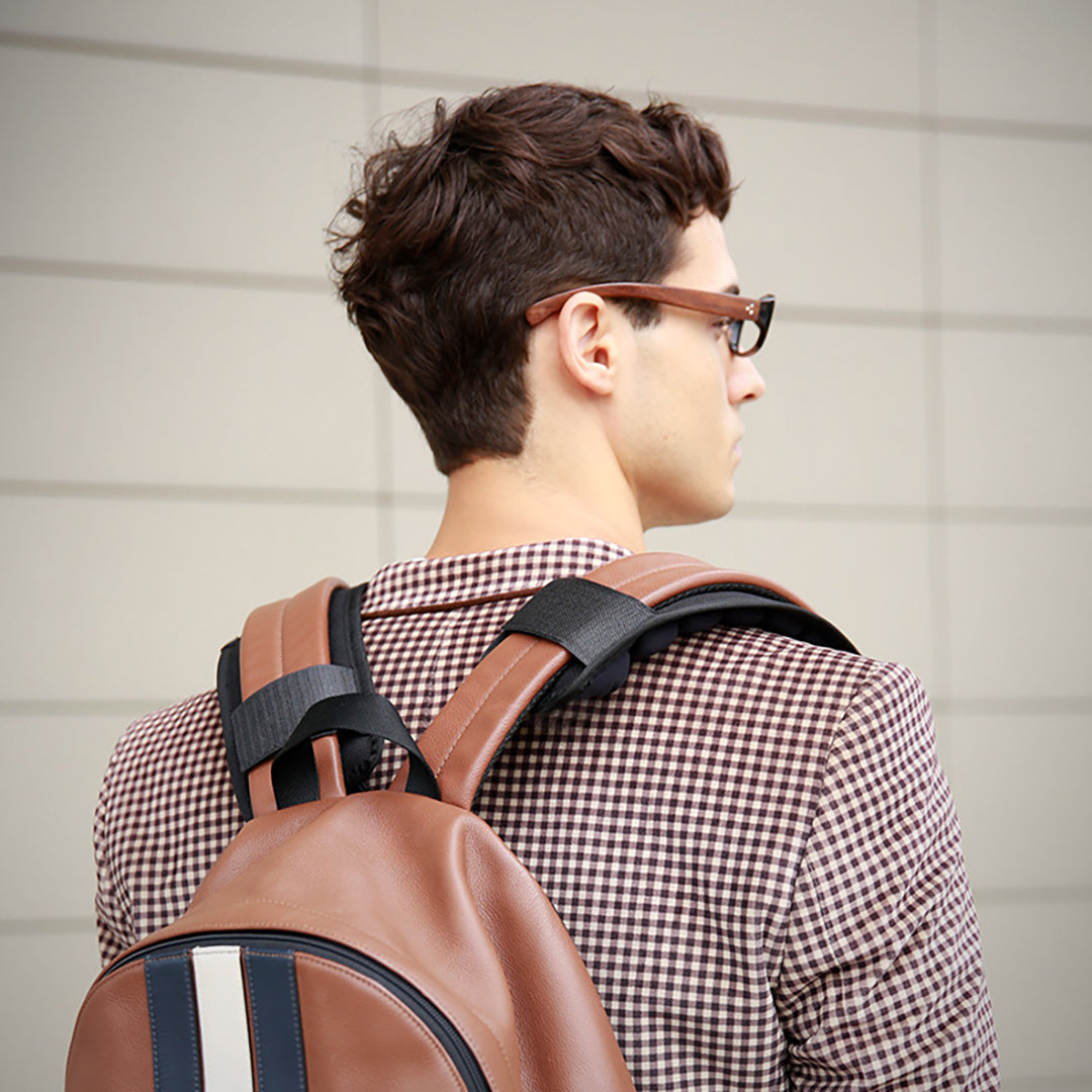 Backpack with airflow shoulder straps